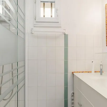 Modern Apt By The Beach In Prázdninový dům